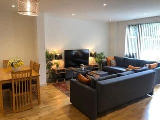 FW Haute Apartments at Queensbury, Ground Floor 2 Bedrooms and 2 Bathrooms with King or Twin beds with Front Porch and FREE WIFI and PARKING photo 1