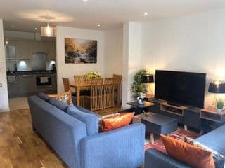 FW Haute Apartments at Queensbury, Ground Floor 2 Bedrooms and 2 Bathrooms with King or Twin beds with Front Porch and FREE WIFI and PARKING photo 2