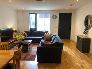 FW Haute Apartments at Queensbury, Ground Floor 2 Bedrooms and 2 Bathrooms with King or Twin beds with Front Porch and FREE WIFI and PARKING photo 3