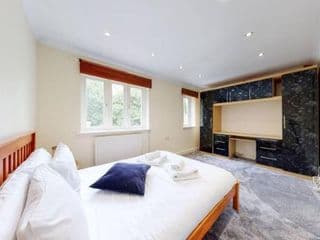 Super 2 bed House wPrivateParking&PrivateGarden photo 3