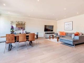 Stunning 3-bedroom in the heart of London with parking-hosted by Sweetstay photo 1