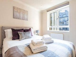 Stunning 3-bedroom in the heart of London with parking-hosted by Sweetstay photo 2