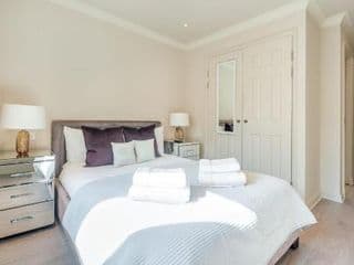 Stunning 3-bedroom in the heart of London with parking-hosted by Sweetstay photo 3