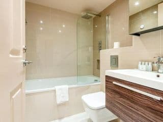 Stunning 3-bedroom in the heart of London with parking-hosted by Sweetstay photo 4