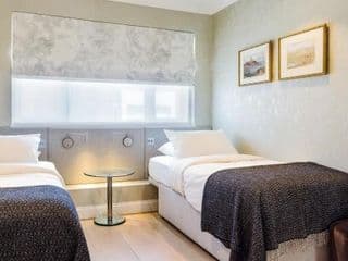 Beautiful 2 Bedroom 2 Bath Flat in South Kensington photo 3