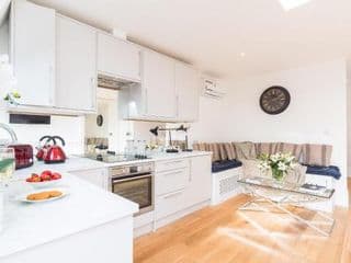 Luxury Flat with SW balcony in Fulham Broadway photo 3
