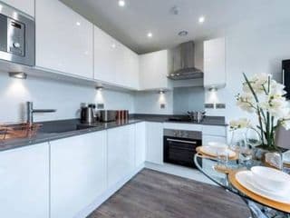A beautiful brand new flat 25-minute to London photo 1