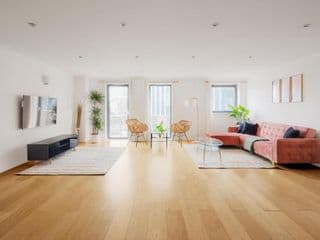 Riverside Two Bedroom Apartment in Canary Wharf photo 1