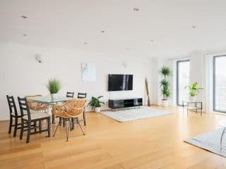 Riverside Two Bedroom Apartment in Canary Wharf photo 3