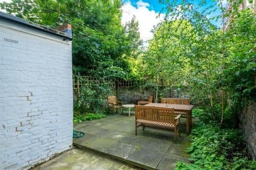 Stylish 2-bed flat with private garden in Notting Hill, West London