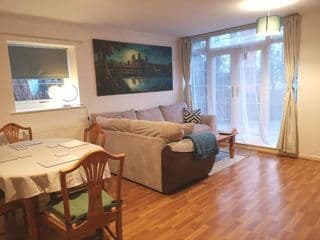 BrumStay UK - 5 Bed TownHouse with Garden and Parking for upto 3 small cars photo 2