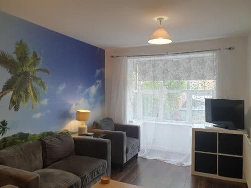 BrumStay UK - 4 Bed House with Garden, Parking and Fibre Broadband with speed upto 250mbps