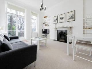 Elegant Earl's Court 2 Bedroom Flat Just 4 Minutes from Tube photo 1