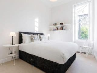 Elegant Earl's Court 2 Bedroom Flat Just 4 Minutes from Tube photo 2