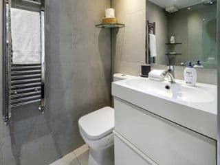 Elegant Earl's Court 2 Bedroom Flat Just 4 Minutes from Tube photo 3