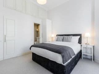 Elegant Earl's Court 2 Bedroom Flat Just 4 Minutes from Tube photo 4