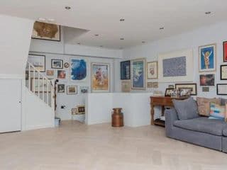Contemporary 2 Bedroom House in Vibrant Shepherds Bush photo 1