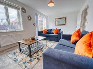 Modern 4 Bedroom 2 Bath House with Parking, Tyseley, Birmingham photo 2