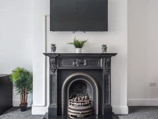 Spacious 4 Bed House in Birmingham, Suitable for Contractors photo 2
