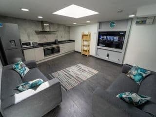 Equipped Studios opposite UOB and walking distance to QE in GuestHouse photo 1