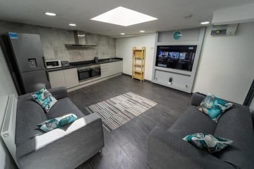 Equipped Studios opposite UOB and walking distance to QE in GuestHouse