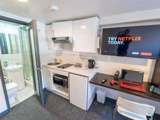 Equipped Studios opposite UOB and walking distance to QE in GuestHouse photo 3