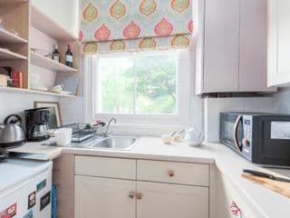 Charming flat in leafy West London by UnderTheDoormat photo 3