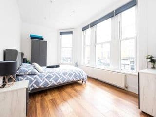 Beautiful Apartment by Hyde Park SS2 photo 2