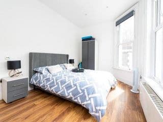 Beautiful Apartment by Hyde Park SS2 photo 3