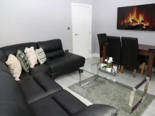 Homely 1-Bed Apartment in Birmingham photo 1