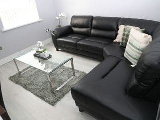 Homely 1-Bed Apartment in Birmingham photo 3