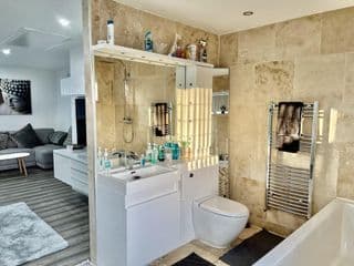 Penthouse Style Luxury 2 Bedroom House has Hot-Tub, extra fees apply photo 3