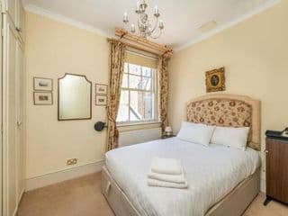 An elegant Late-Victorian style two BR apartment photo 2
