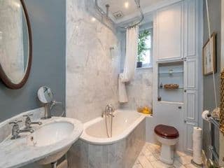 An elegant Late-Victorian style two BR apartment photo 4