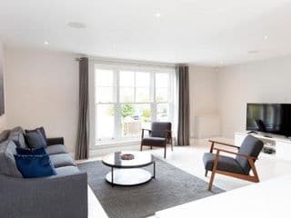 Fabulous Central Windsor Town House With Parking photo 1