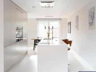 Fabulous Central Windsor Town House With Parking photo 2