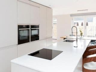 Fabulous Central Windsor Town House With Parking photo 4