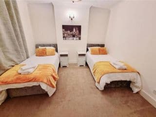 Inviting 2-Bed Cottage in Windsor photo 1