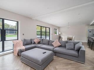 Pass the Keys Luxury 4 Bedroom home with large garden photo 3