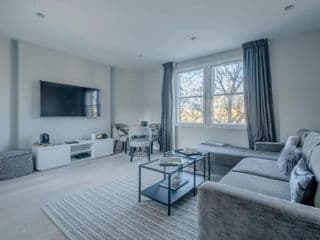 Modern and Luxurious 2 Bedroom Flat - Barons Court photo 1