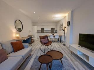 Hounslow Apartments by Charles Hope photo 1