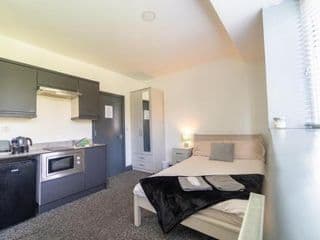 Spacious 1-Bed Studio in Birmingham photo 1