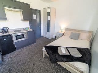 Spacious 1-Bed Studio in Birmingham photo 3