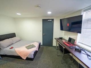 Spacious 1-Bed Studio in Birmingham photo 4