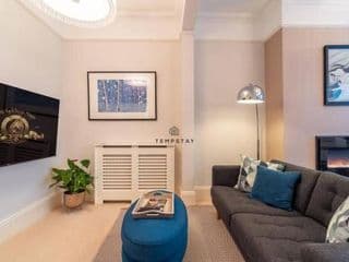 5 MIN TO CASTLE & SHOPS - CHARMING CHARACTER HOME photo 1