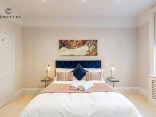 5 MIN TO CASTLE & SHOPS - CHARMING CHARACTER HOME photo 4