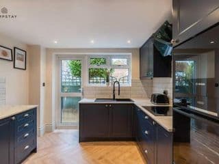 STYLISH HOME WITH FREE PARKING - 10 MINS TO LEGOLAND! photo 1