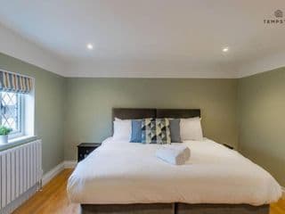STYLISH HOME WITH FREE PARKING - 10 MINS TO LEGOLAND! photo 2
