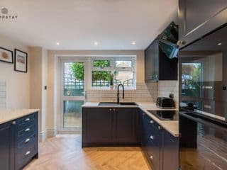 STYLISH HOME WITH FREE PARKING - 10 MINS TO LEGOLAND! photo 3