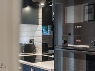 STYLISH HOME WITH FREE PARKING - 10 MINS TO LEGOLAND! photo 4